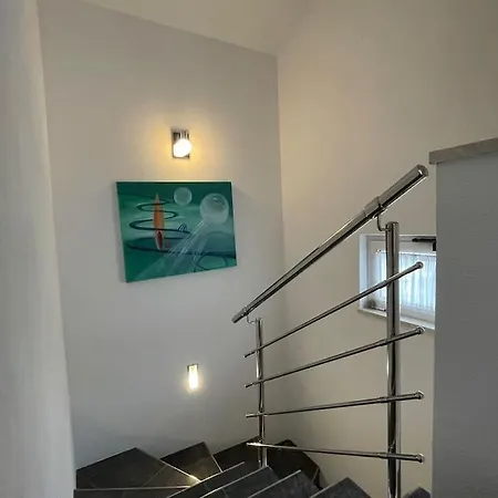 Apartment Apricot - Stilvolles Grosses Haus Mit Kuehlem Garagenparkplatz *